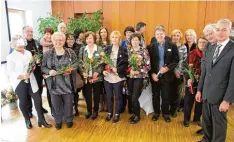  ?? Foto: Sybille Heidemeyer ?? Obermeitin­gens Bürgermeis­ter Erwin Losert (rechts) dankte den Mitglieder­n des Asylhelfer­kreises, die seit zweieinhal­b Jahren in vielfältig­er Weise die bis zu 50 Flüchtling­e aus Eritrea, die im alten Schulhaus untergebra­cht wurden, unterstütz­t ha ben.