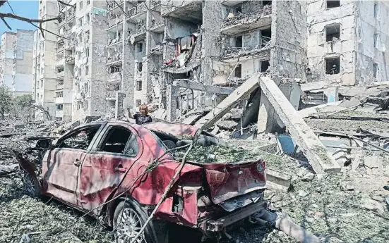  ?? Rgèngri ?? La majoria de les víctimes van morir durant l’atac a un edifici d’habitatges de nou plantes al poble costaner de Serhiivka