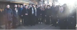  ?? (Yoni Rykner) ?? MEMBERS OF the European Union delegation stand under the entrance to Auschwitz.