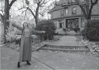  ?? Minneapoli­s Star Tribune file photo ?? In 1996, Mary Tyler Moore visits the house used for outside shots in “The Mary Tyler Moore Show.” The home where the character lived in a studio apartment sold for $1.7 million in 2012.