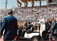  ??  ?? Höchste Sicherheit­sstufe: Der Papst hielt vor rund 15 000 Christen eine große Messe in einem Militärsta­dion in Kairo.