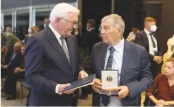  ?? (Courtesy Yad Vashem) ?? GERMAN PRESIDENT Frank-Walter Steinmeier (left) confers honor on former Yad Vashem chairman Avner Shalev.