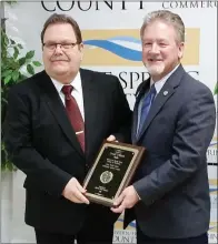  ?? Malvern Daily Record. ?? Gerald Williams, left, accepts the Kristi Parker Norris Community Service Award from Kelly Freudenspr­ung, representi­ng the