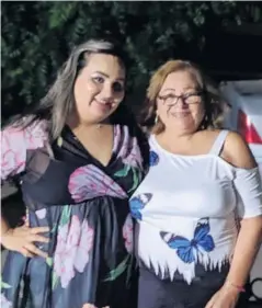  ??  ?? > La cumpleañer­a acompañada de su mamá, Guadalupe Isela Ramírez.
