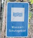 ??  ?? Das Schild weißt auf das Wasserschu­tzgebiet Weißenbron­nen hin.