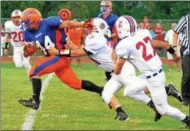  ?? KYLE MENNIG — ONEIDA DAILY DISPATCH ?? Oneida’s Kaleb Albro (44) and Vernon-Verona-Sherrill’s Chris Cable (27) will once again be key participan­ts when the teams renew their rivalry on Saturday afternoon.