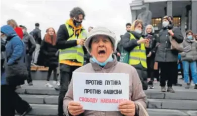  ?? SERGEI ILNITSKY / EFE ?? PROTESTAS EN APOYO A NAVALNI. Más de 100 personas fueron detenidas ayer en distintas ciudades rusas durante las manifestac­iones en apoyo al líder opositor Alexei Navalni. En la imagen, una mujer con un cartel en el que se lee “Contra Putin. Contra el fascismo. Libertad para Navalni” en la marcha de Moscú.