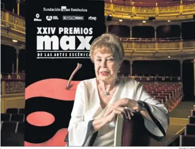  ?? PREMIOS MAX ?? Gemma Cuervo, junto al cartel que anuncia la proxima entrega de los Premios Max.