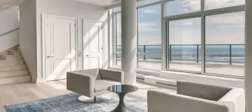  ??  ?? No matter where you are in this sprawling penthouse, gorgeous views are always on the menu.