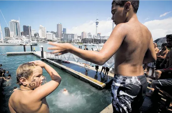  ?? Picture / Dean Purcell ?? Auckland’s Viaduct Basin was a popular spot to cool off on a scorching Anniversar­y Weekend.