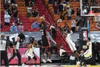  ?? CARLOS GOLDMAN/AFP PHOTO ?? TEMBAKAN PENENTU: Pemain Nets gagal mengeblok Bam Adebayo (tengah) saat melepaskan tembakan yang membuahkan poin penentu kemenangan Miami Heat.