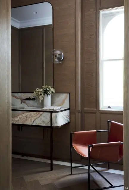  ??  ?? 09 09 In the timberline­d powder room, a honey onyx vanity is elegantly framed in weathered brass.