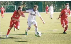  ?? FOTO: KERSTIN BÖGEHOLZ. ?? Benedikt Thülig (am Ball) traf zum 2:0 – doch nach der Pause ging es für die Mündelheim­er in Lirich bergab.