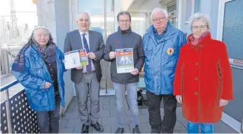  ?? FOTO: EDWIN HÜGLER ?? Das Bild zeigt (von links) Ulrike Lange von der Bahnhofsmi­ssion Aalen, Pfarrer Bernhard Richter, Diakon Jörg Dolmetsch, Ulrich Myrdter, Bahnhofsmi­ssion, und Natalie Pfeffer von der Caritas.