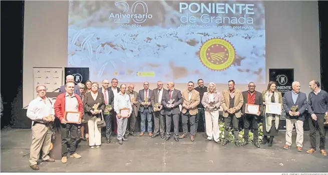  ?? JESÚS JIMÉNEZ/ PHOTOGRAPH­ERSSPORTS ?? La gran familia del sector oleícola de Granada que ha festejado el vigésimo aniversari­o de los Premios de la DOP Poniente.