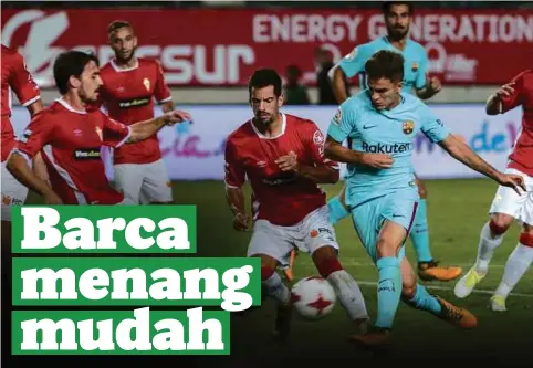  ??  ?? PEMAIN tengah Barcelona, Denis Suarez (kanan) berebut bola dengan pemain Real Murcia dalam perlawanan Piala Raja Sepanyol, semalam.