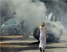  ??  ?? In strada Il fumo dopo gli incidenti ieri al presidio di Casale San Nicola