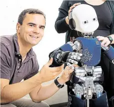  ?? Foto: archiv ?? Vizionář Vědec Jan Peters s jedním ze svých robotů.