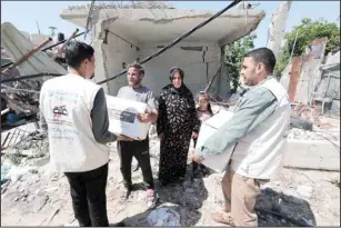  ?? KUNA photos ?? Volunteers distributi­ng Kuwaiti aid to those affected in the northern Gaza Strip.