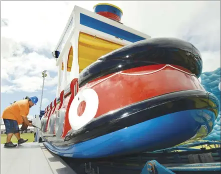  ?? The Maui News / MATTHEW THAYER photo ?? Workers set up rides in September 2019 ahead of the last Maui Fair before the COVID-19 pandemic.