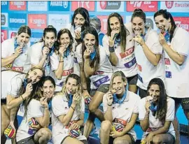  ?? ANA JIMÉNEZ ?? La selección femenina celebra su primer bronce europeo