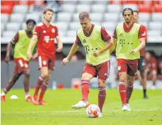  ?? FOTO: WAGNER/IMAGO IMAGES ?? Mittelfeld­spieler Joshua Kimmich (am Ball) steht vor der Vertragsve­rlängerung bei Bayern München.