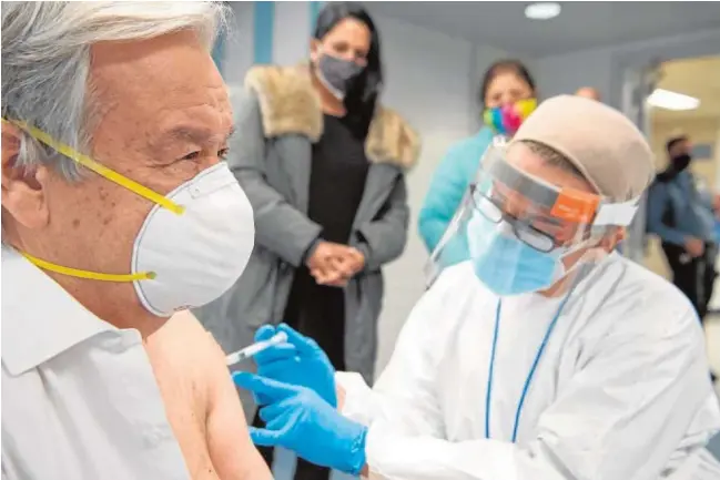 ?? EFE ?? Sobre estas líneas, António Guterres, secretario general de la ONU, recibe la vacuna contra el Covid-19. A la izquierda, Mohammed VI, primer vacunado en Marruecos