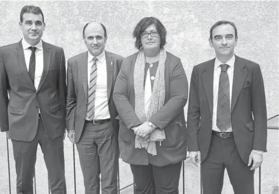  ??  ?? (Izda-dcha) José Antonio Molina, Manu Ayerdi, Pilar Irigoien y Santiago Sala, antes de la jornada en el Palacio del Condestabl­e, en Pamplona.