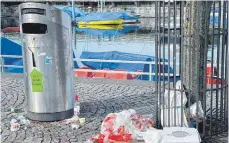  ?? FOTOS: PRIVAT ?? Müll auf öffentlich­en Plätzen in Friedrichs­hafen landet oftmals nicht in, sondern neben dem Abfalleime­r.