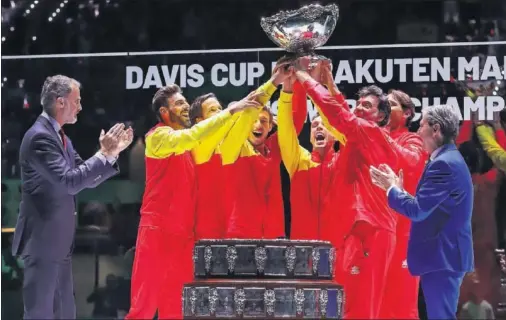  ??  ?? Granollers, Feliciano, Carreño, Nadal y Bruguera, levantan la Copa Davis de 2019 conquistad­a en la Caja Mágica de Madrid.