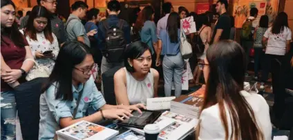  ?? CONTRIBUTE­D PHOTO ?? ENGLISH EDUCATION. Potential students discuss their education options with the admissions officer of the University of Leeds in West Yorkshire, England during a Study World event in Manila last year.