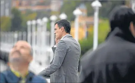  ?? VINCENT WEST / REUTERS ?? El líder del PSOE, Pedro Sánchez, hablando por teléfono ayer durante su visita a Portugalet­e