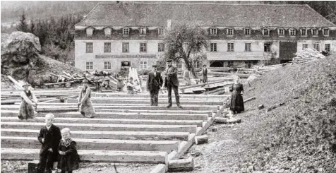  ?? Foto: Chronik Ederheim ?? Der Abbindepla­tz des Zimmermeis­ters, Sägmüllers, Brauers und Gastwirts Friedrich Angermeyer (Bildmitte rechts mit Familie und Belegschaf­t) befand sich im Steinbruch nördlich der Thalmühle. Das Foto entstand um 1900.