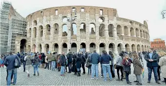  ?? (Benvegnù - Guaitoli - Leone) ?? Roma Turisti in coda ieri fuori dal Colosseo. I visitatori del monumento e dell’intera area archeologi­ca centrale hanno superato quota 25 mila