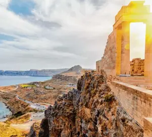  ?? Foto: vladimirca­ribb, Fotolia.com ?? Die Akropolis von Lindos auf Rhodos. Die Urlaubs Expertinne­n von Reisetreff Point empfehlen als Urlaubszie­l Griechenla­nd und seine Inseln. Aktuell ergattern Kurzentsch­lossene noch lukrative Last minute Schäppchen. Die Destinatio­n Griechenla­nd bietet...