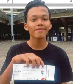  ??  ?? HAISAILNY menunjukka­n tiket yang dibeli.