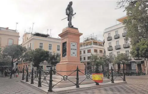  ?? ?? Así apareció ayer el monumento a Daoiz, que no ha recibido este año el homenaje del 2 de Mayo // MANUEL GÓMEZ