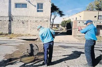  ?? (LA VOZ) ?? La Falda. Líquidos cloacales desbordan en varios puntos de la ciudad y terminan en desagües pluviales.