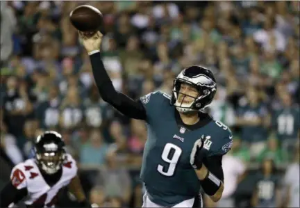  ?? MATT ROURKE — THE ASSOCIATED PRESS ?? Philadelph­ia Eagles’ quarterbac­k Nick Foles throws a pass during the first half of last Thursday’s game against the Atlanta Falcons in Philadelph­ia. Foles will get the start for the Eagles against the Tampa Bay Buccaneers on Sunday.
