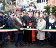  ?? (Vision) ?? Taglio del nastro
L’inaugurazi­one del ponte con sindaco, patriarca e prefetto