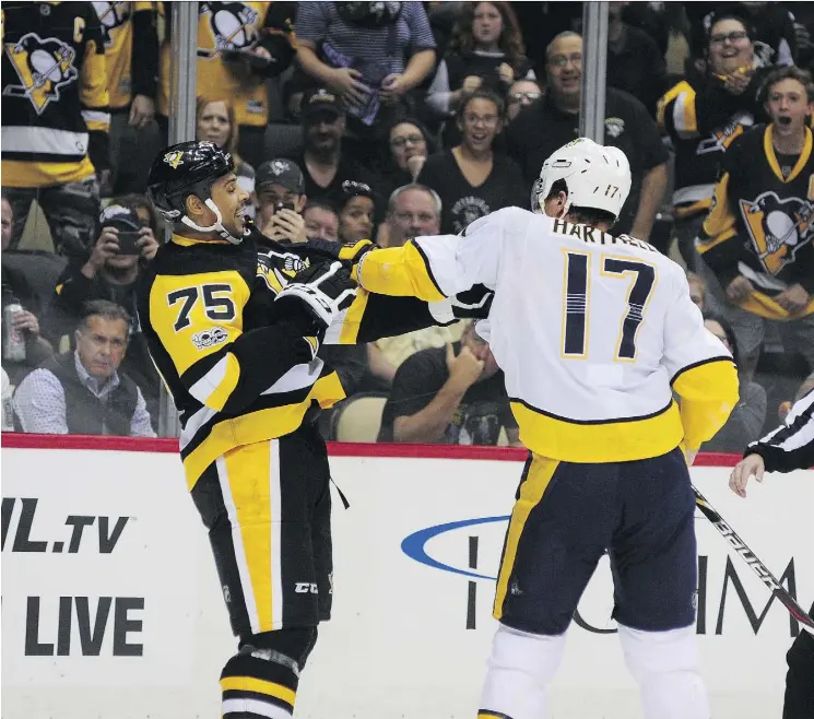  ?? MATT KINCAID/GETTY IMAGES/FILES ?? When the Pittsburgh Penguins acquired rugged forward Ryan Reaves, left, over the summer, his arrival was greeted warmly by captain Sidney Crosby.