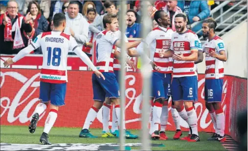  ??  ?? ALIVIO. Lombán celebra el segundo gol del Granada, que aseguraba la victoria nazarí.