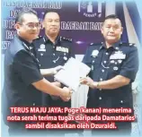  ??  ?? TERUS MAJU JAYA: Poge (kanan) menerima nota serah terima tugas daripada Damataries sambil disaksikan oleh Dzuraidi.