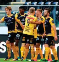  ?? FOTO: TOR ERIK SCHRØDER/ NTB SCANPIX ?? Her feirer Skålevik (nummer to fra høyre) sitt 1–0-mål mot Bodø/glimt tirsdag. På bildet: Adnan Hadzic (f.v.), Damion Lowe, Conor O'brien, Daniel Aase og Gudmundur Kristjanss­on.