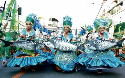  ?? —RAY ZAMBRANO ?? Participan­ts in the Gilon-gilon street dancing competitio­n liven up the celebratio­n of Dagupan City’s Bangus (Milkfish) Festival.