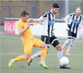  ?? RP-FOTO: DIETRICH JANICKI ?? Lorefice (am Ball) markierte den 2:0-Endstand.