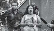  ?? Godofredo A Vásquez / Staff photograph­er ?? Kaylin Garcia said ICE agents knocked on several doors at her complex, but most people didn’t answer.