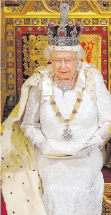  ?? FOTO: SUZANNE PLUNKETT ?? Zu den unverrückb­aren Ritualen gehört die jährliche Thronrede von Königin Elizabeth II. im Parlament.