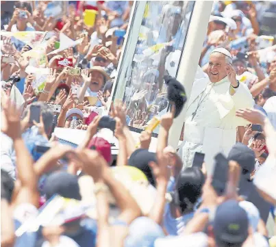  ??  ?? El Papa saluda antes de la misa celebrada en Guayaquil