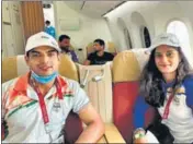  ?? NARINDER DAGAR/TWITTER ?? (L-R) Vinesh Phogat, Ravi Dahiya, Neeraj Chopra, Diksha Dagar, Rupinder Pal Singh, Manpreet Singh, PR Sreejesh and Bajrang Punia aboard the Air India flight from Tokyo to New Delhi. (C) Chopra and Vinesh Phogat with Rupinder and Dahiya in the background. (R) Boxer Lovlina Borgohain after landing in New Delhi.